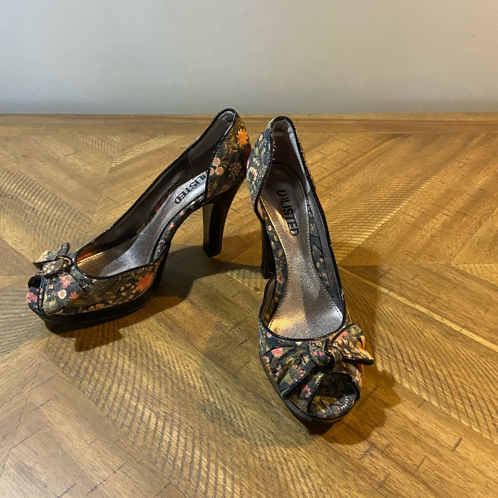Unlisted by Kenneth Cole
Floral Peep toe heel size 6.5 excellent condition